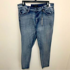 Judy blue skinny fit 15 x 32 New with tags Light Wash